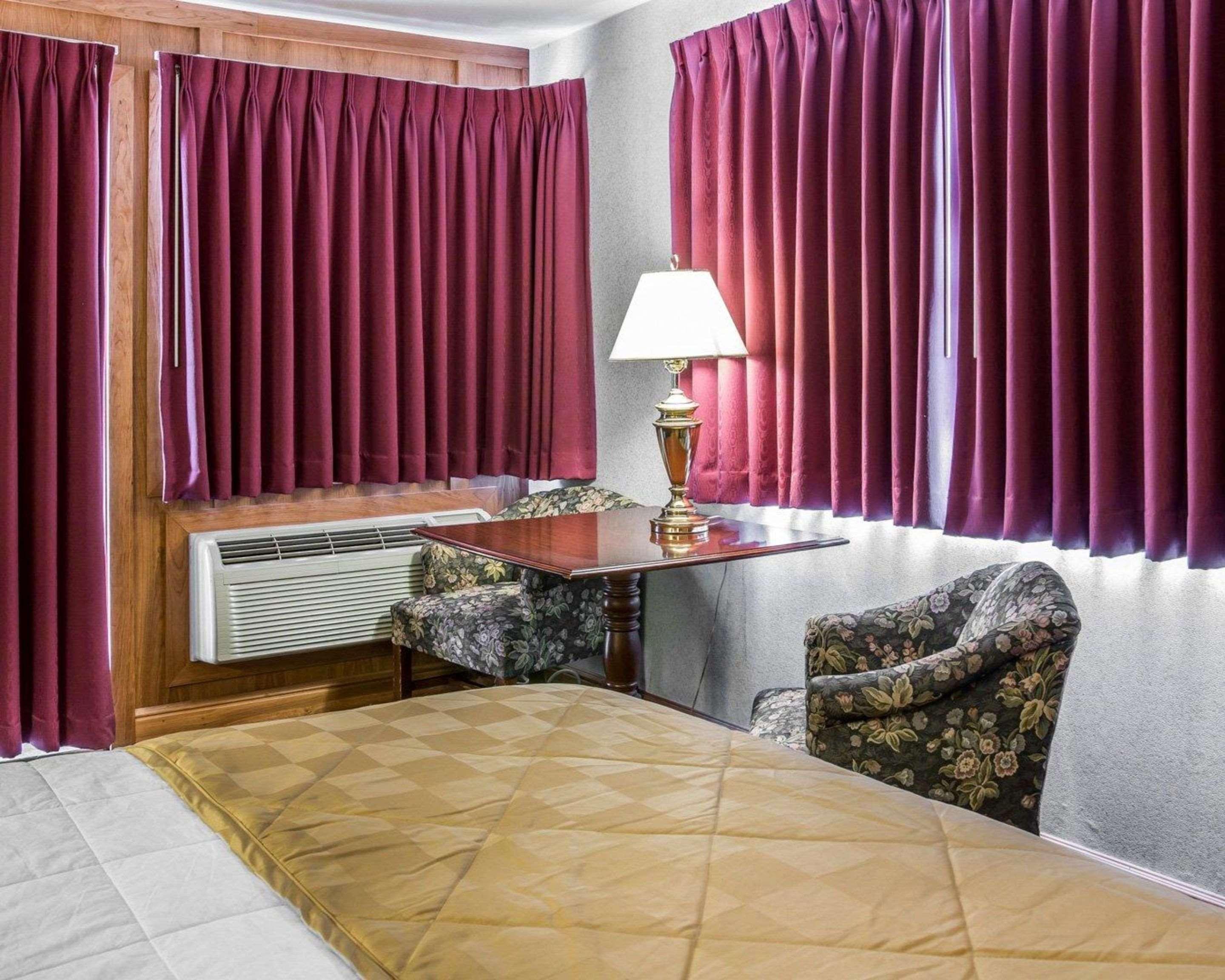 Clarion Hotel Beachfront Mackinaw City Exterior foto