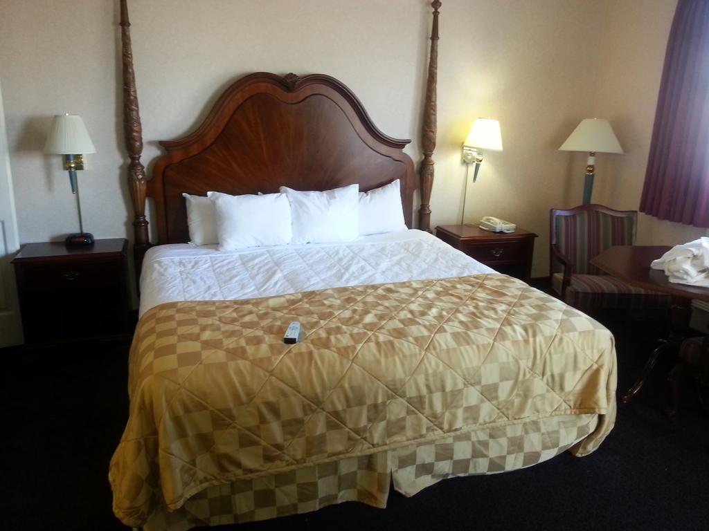 Clarion Hotel Beachfront Mackinaw City Exterior foto