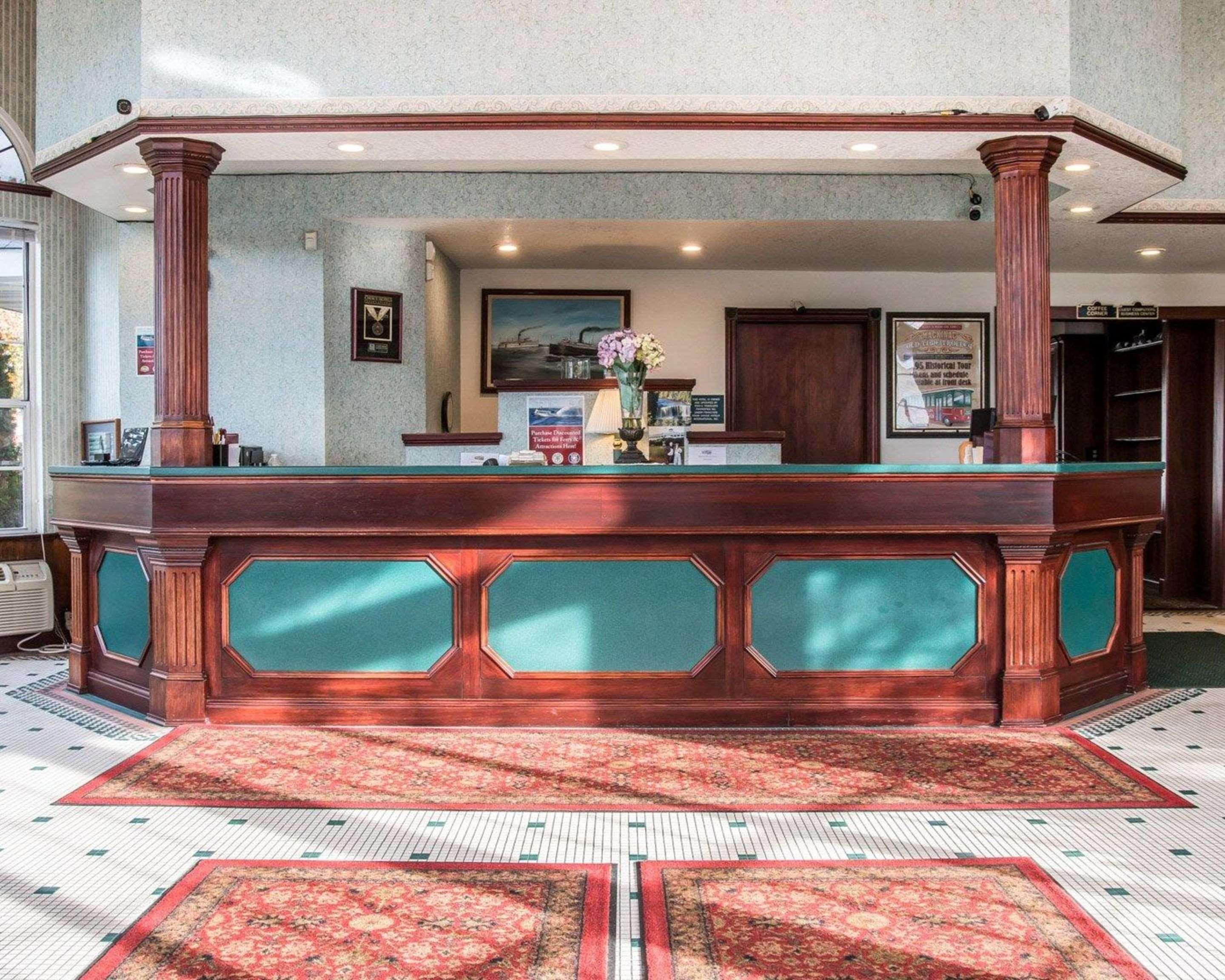 Clarion Hotel Beachfront Mackinaw City Exterior foto