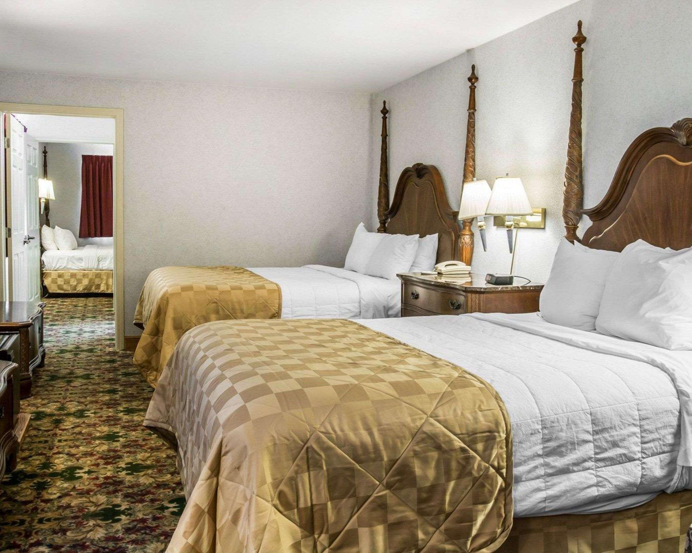 Clarion Hotel Beachfront Mackinaw City Exterior foto