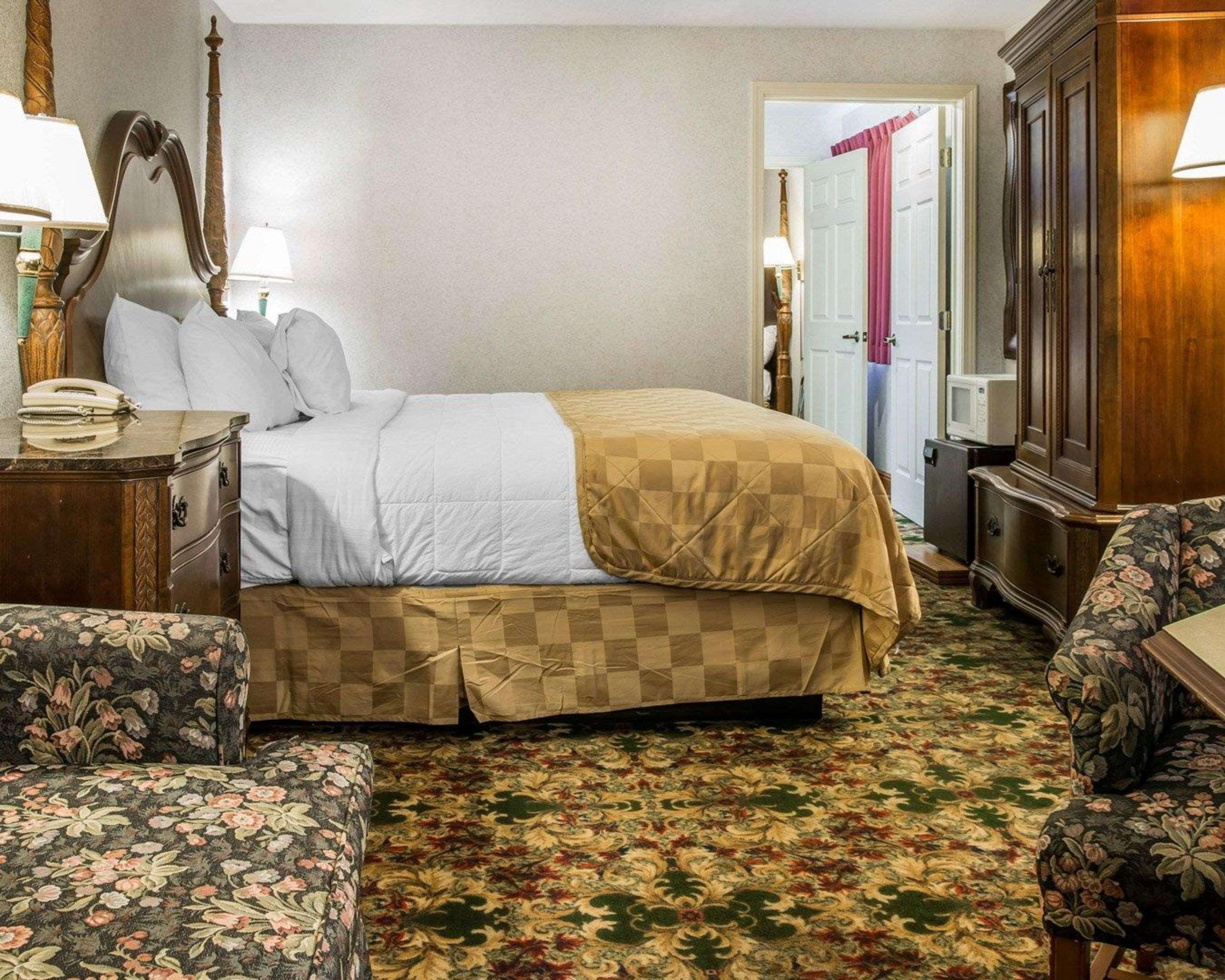 Clarion Hotel Beachfront Mackinaw City Exterior foto