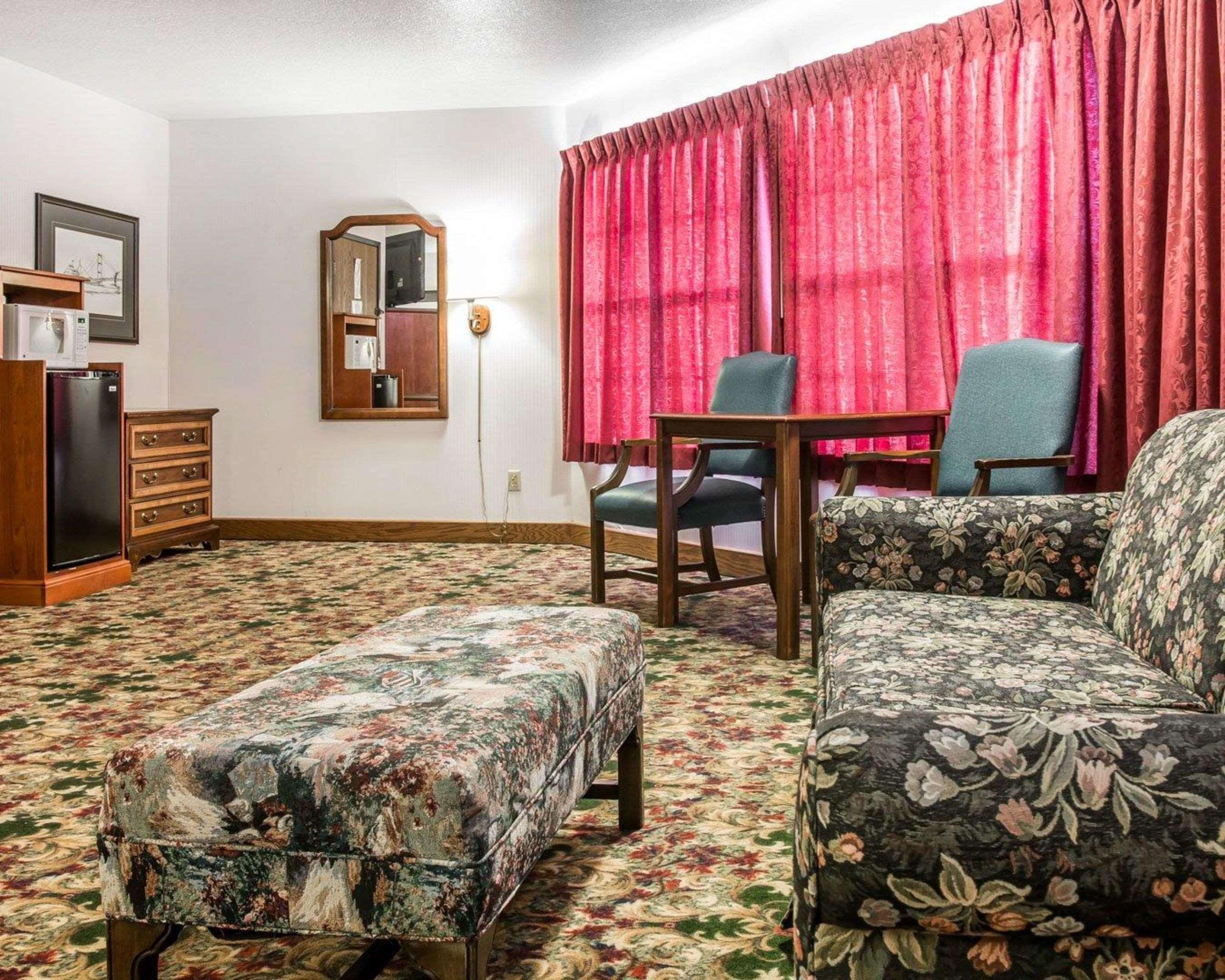 Clarion Hotel Beachfront Mackinaw City Exterior foto