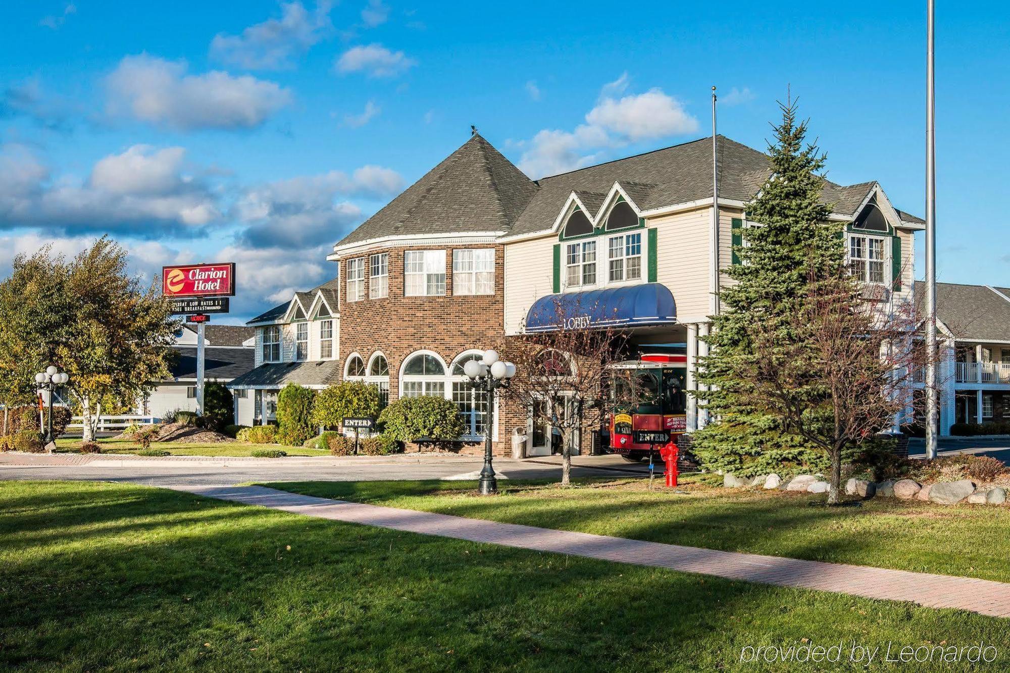 Clarion Hotel Beachfront Mackinaw City Exterior foto
