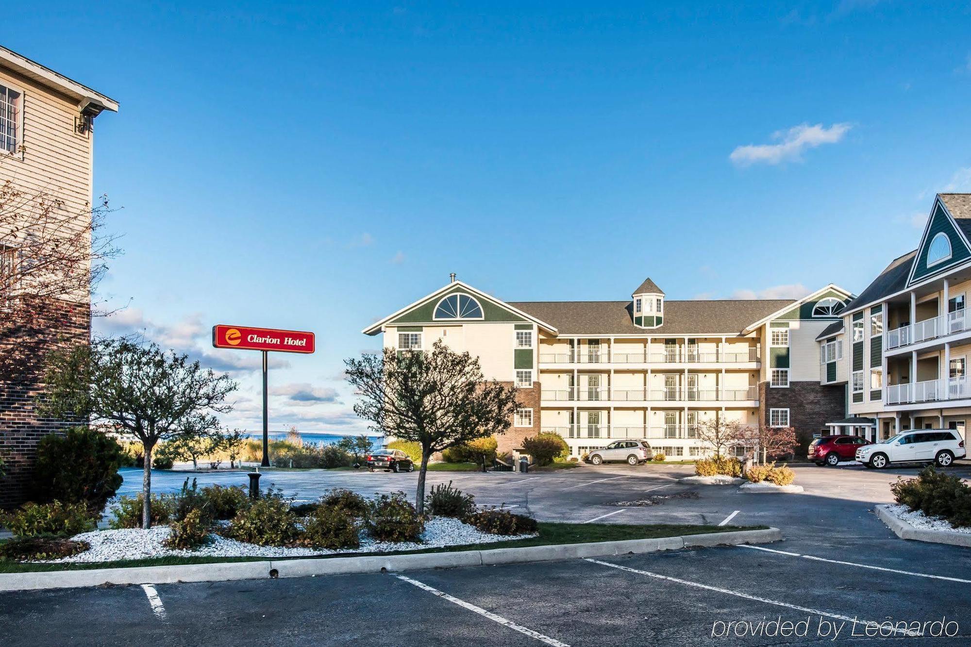 Clarion Hotel Beachfront Mackinaw City Exterior foto