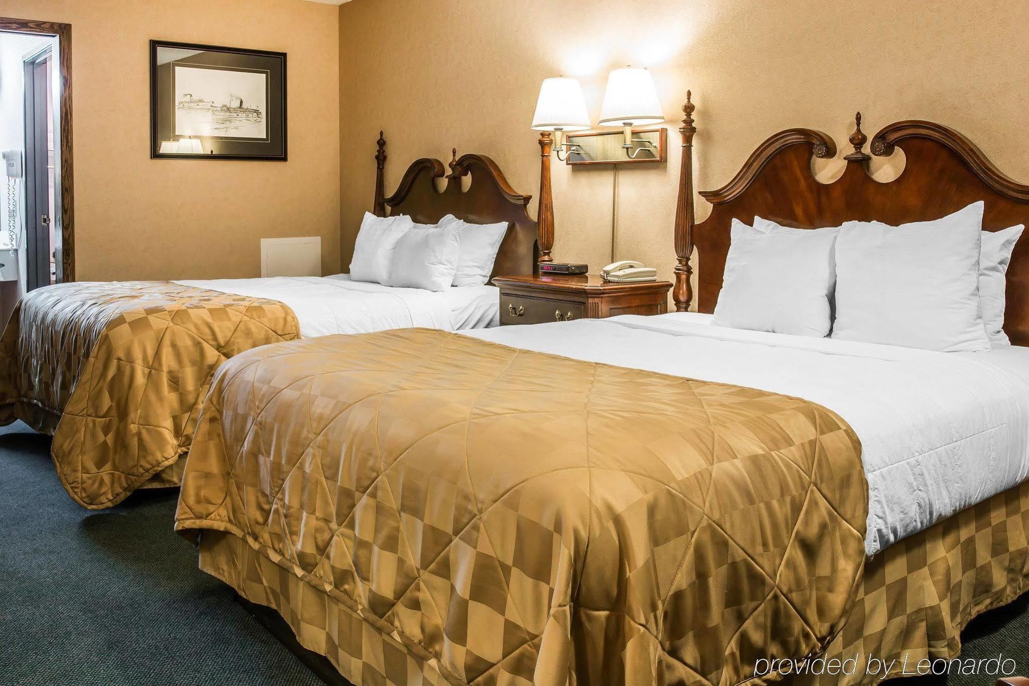 Clarion Hotel Beachfront Mackinaw City Exterior foto