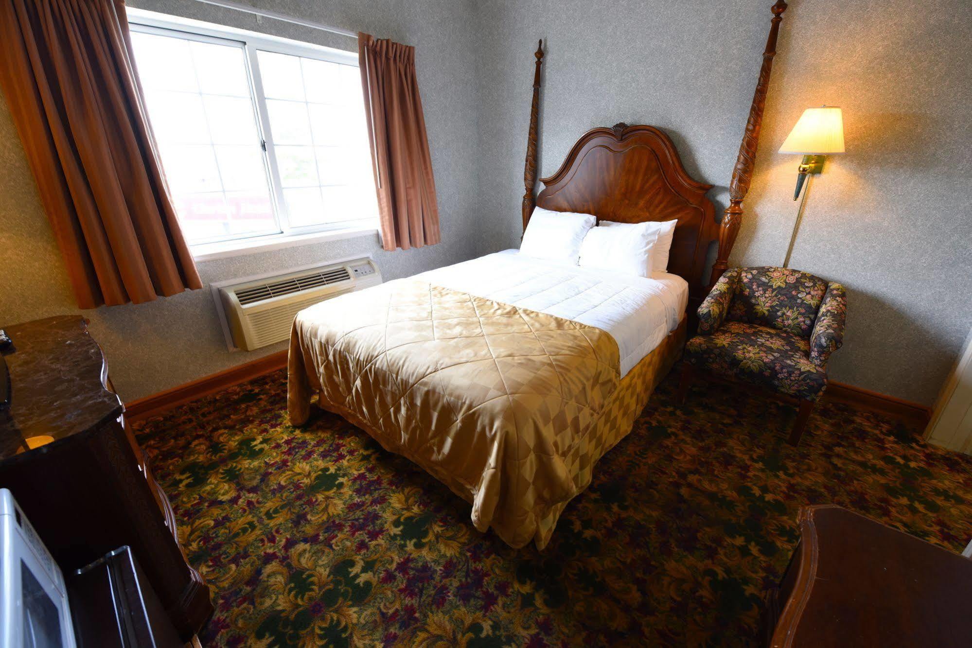 Clarion Hotel Beachfront Mackinaw City Exterior foto