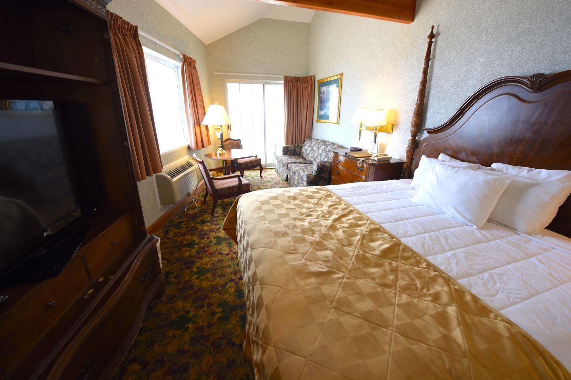 Clarion Hotel Beachfront Mackinaw City Exterior foto