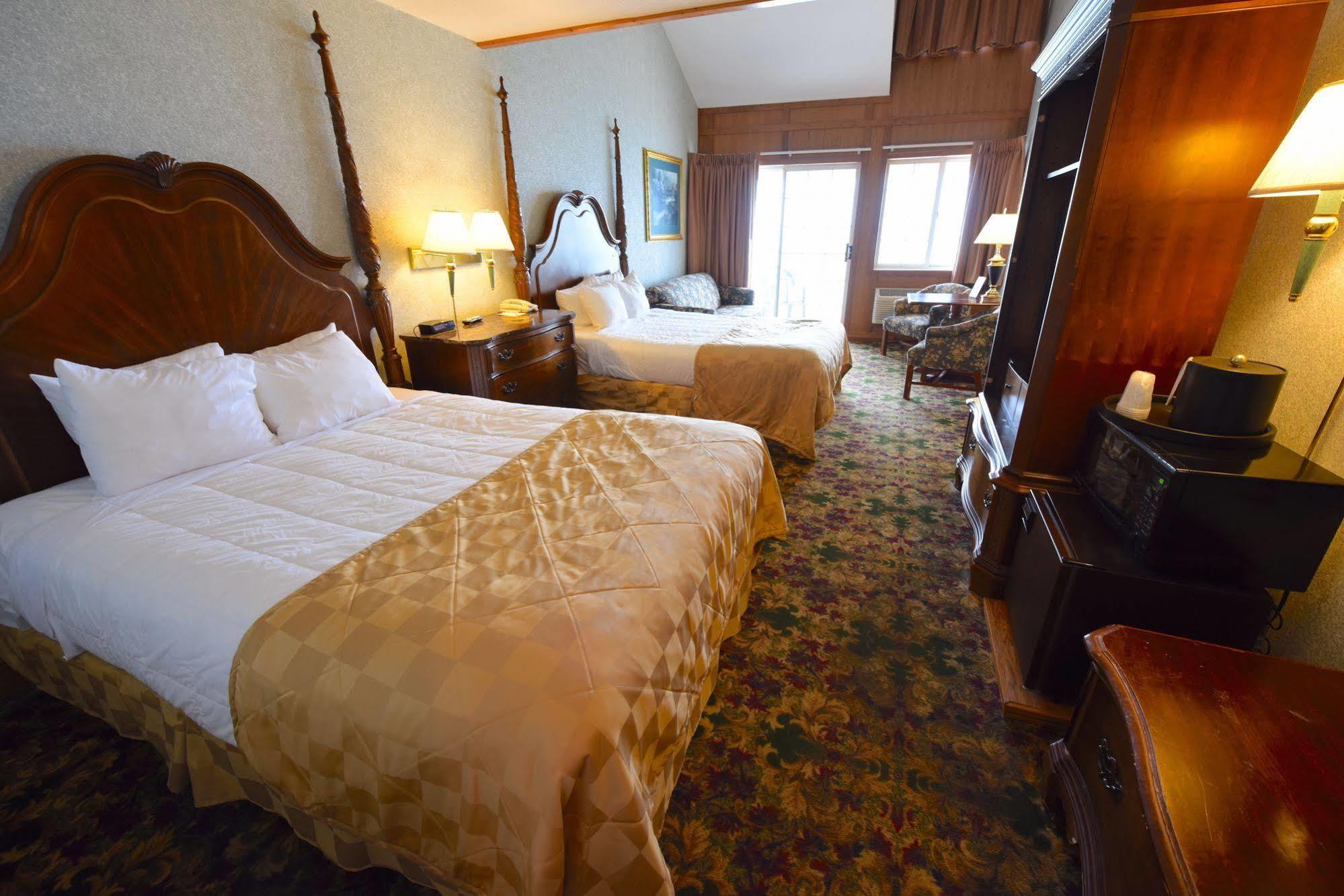 Clarion Hotel Beachfront Mackinaw City Exterior foto