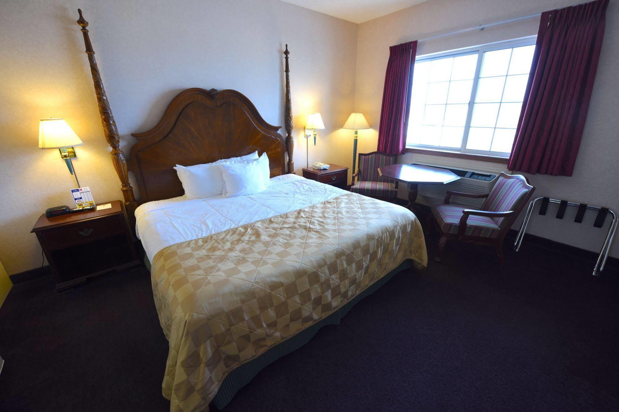 Clarion Hotel Beachfront Mackinaw City Exterior foto